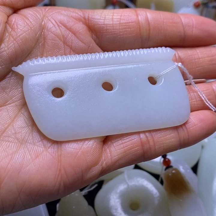 和田玉未镶嵌把件