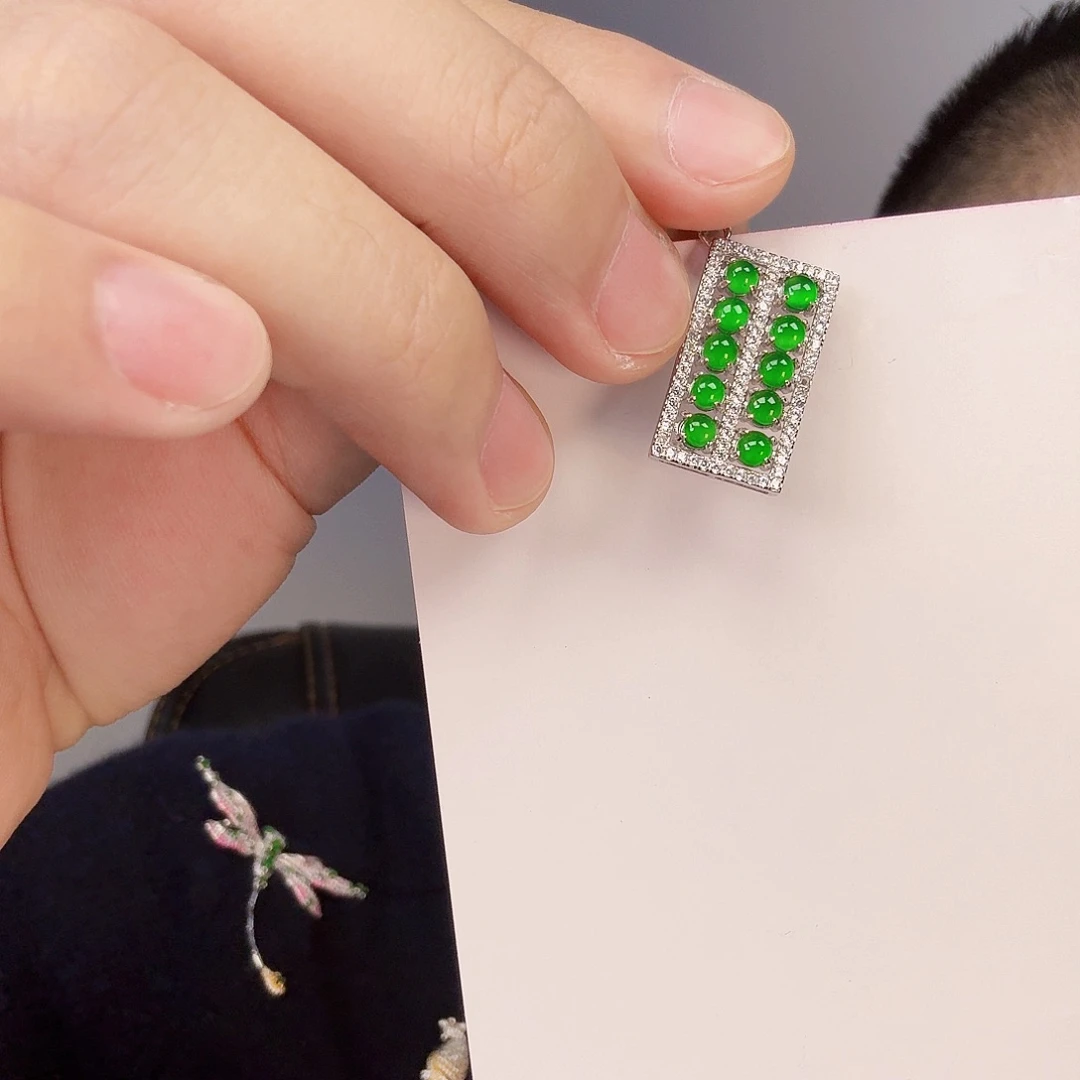 翡翠未镶嵌颈饰一件