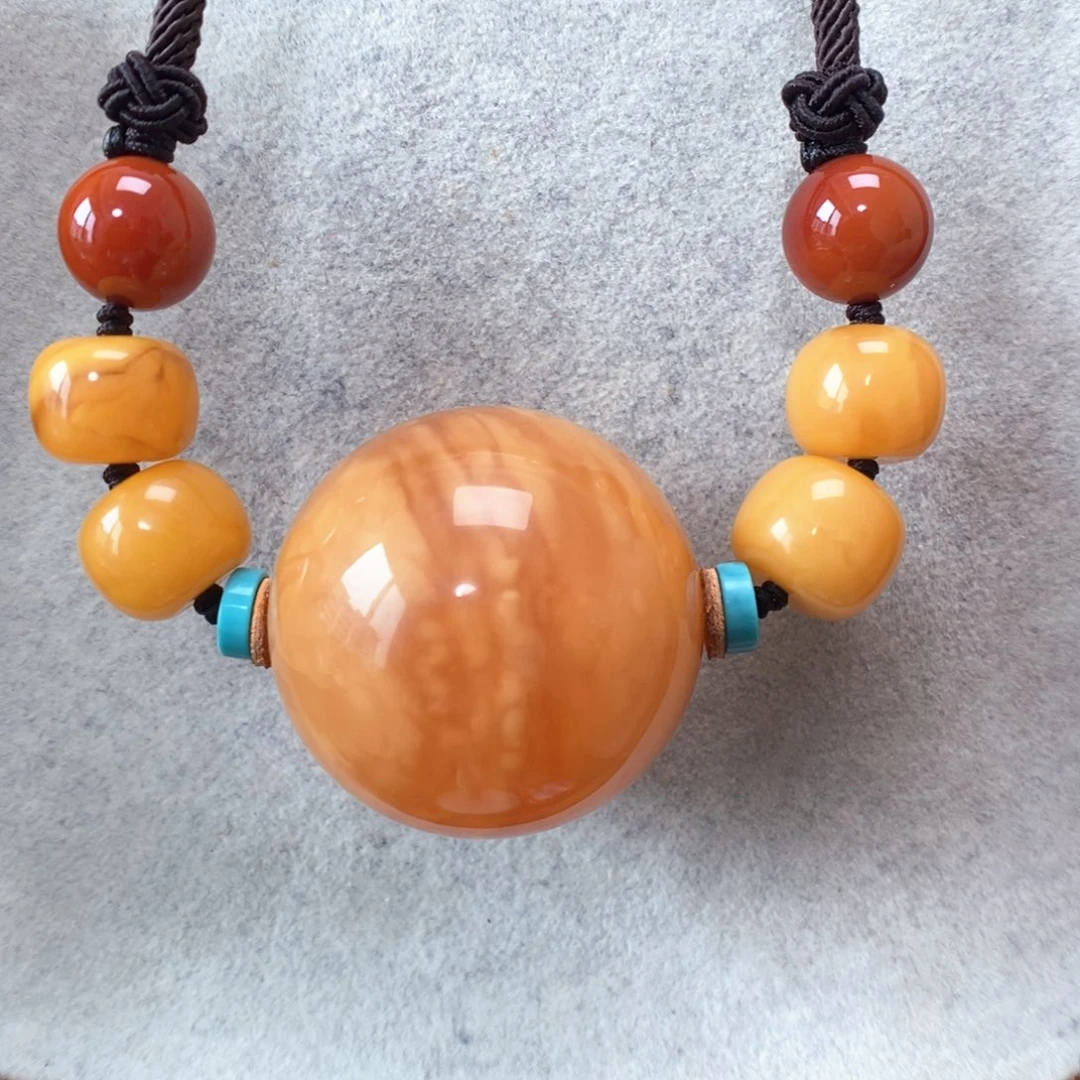 蜜蜡未镶嵌手串锁骨