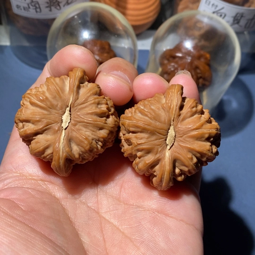 文玩核桃吊坠白狮子39