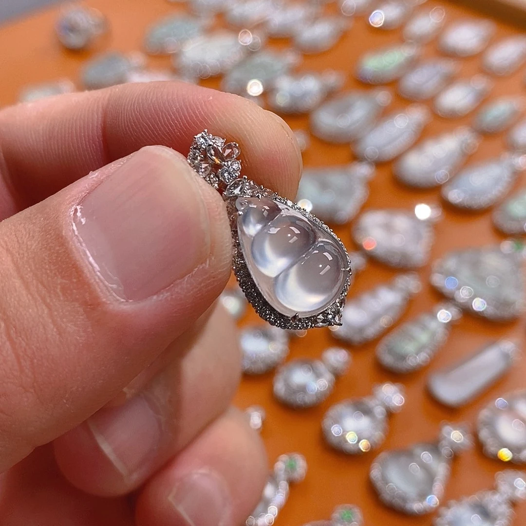 翡翠18K金镶嵌颈饰豆子