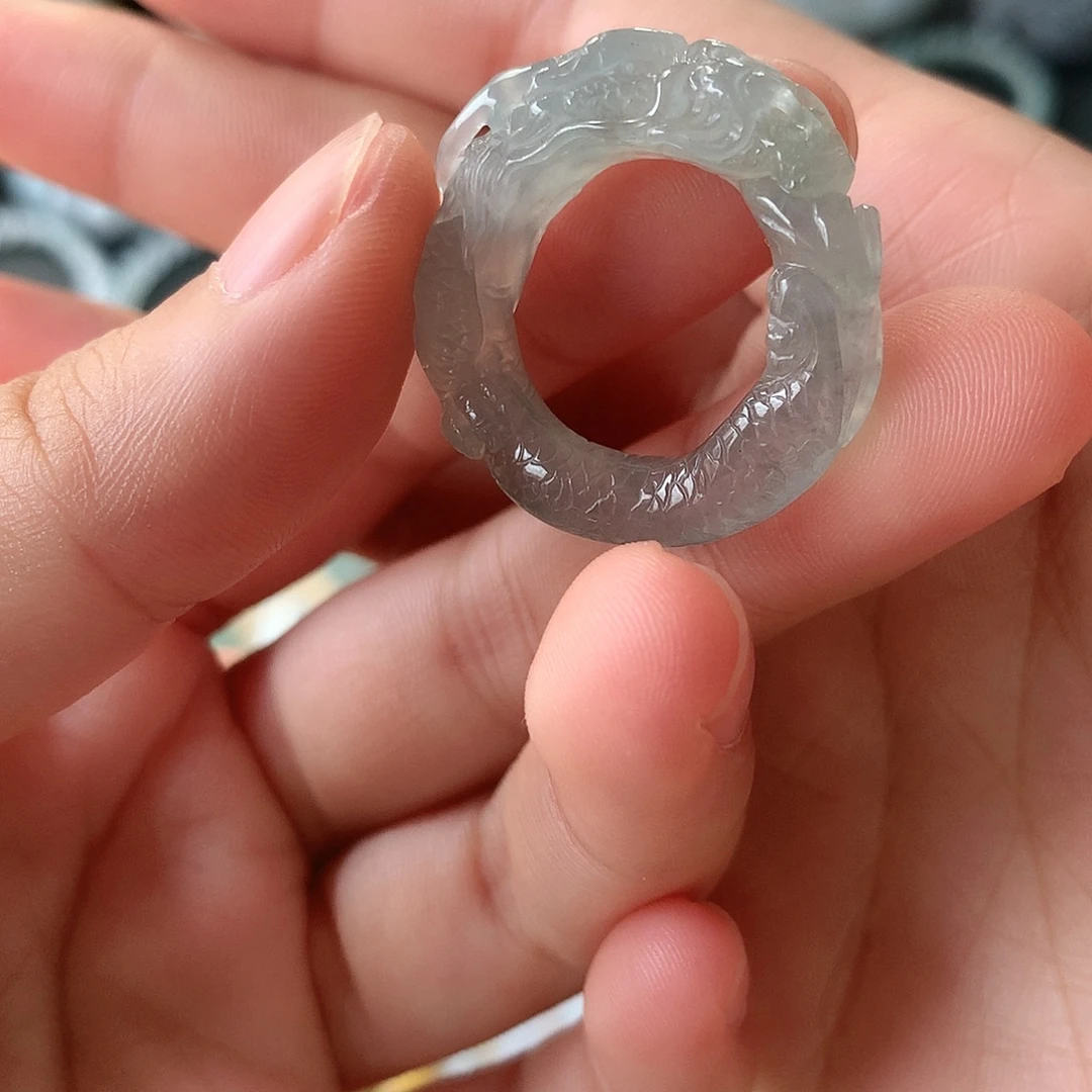 翡翠未镶嵌颈饰龙戒