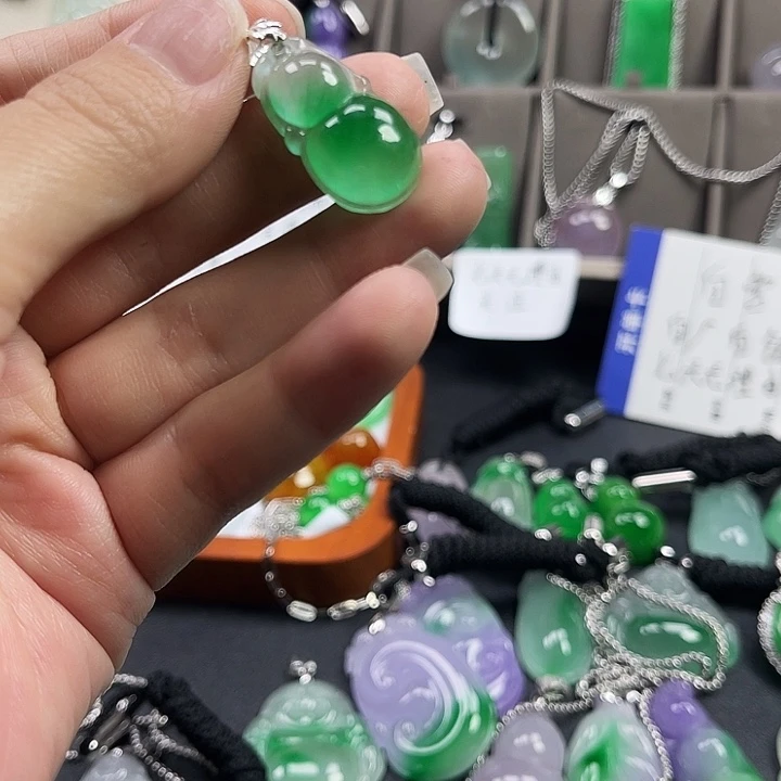 翡翠未镶嵌颈饰葫芦