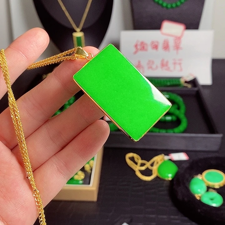 翡翠18K金镶嵌吊坠(赠链)33