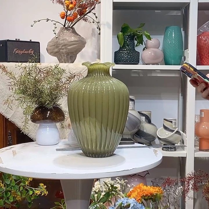 瓶口有褶皱 口5.5高27