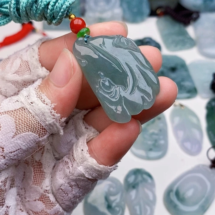 翡翠未镶嵌颈饰悟道