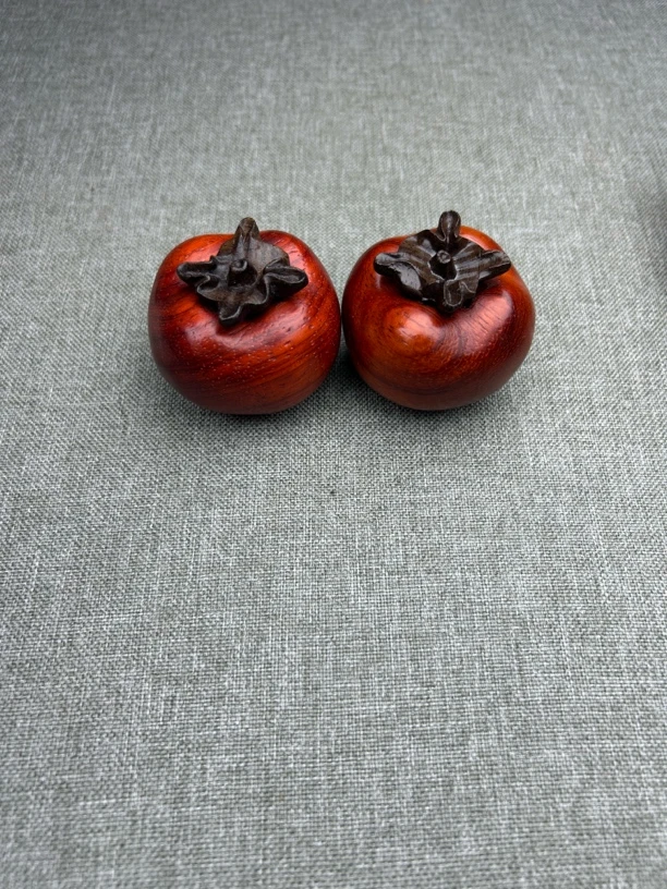红花梨木柿子一对直径5公分左右（花型随机发货）