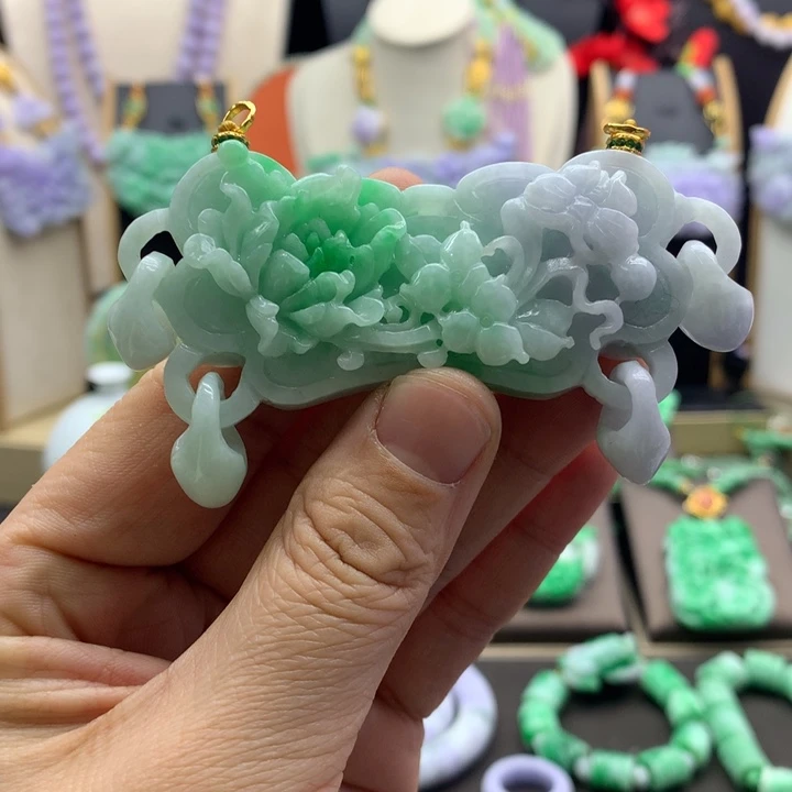 翡翠吊坠(赠链)未镶嵌