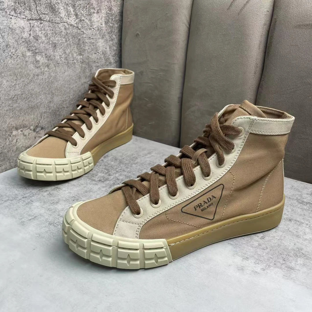 全新未使用 Prada/普拉达 棕色帆布三角标时尚休闲高帮板鞋/41码/