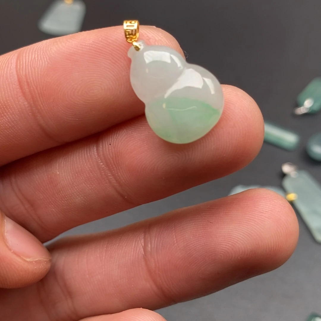 颈饰18K金镶嵌翡翠