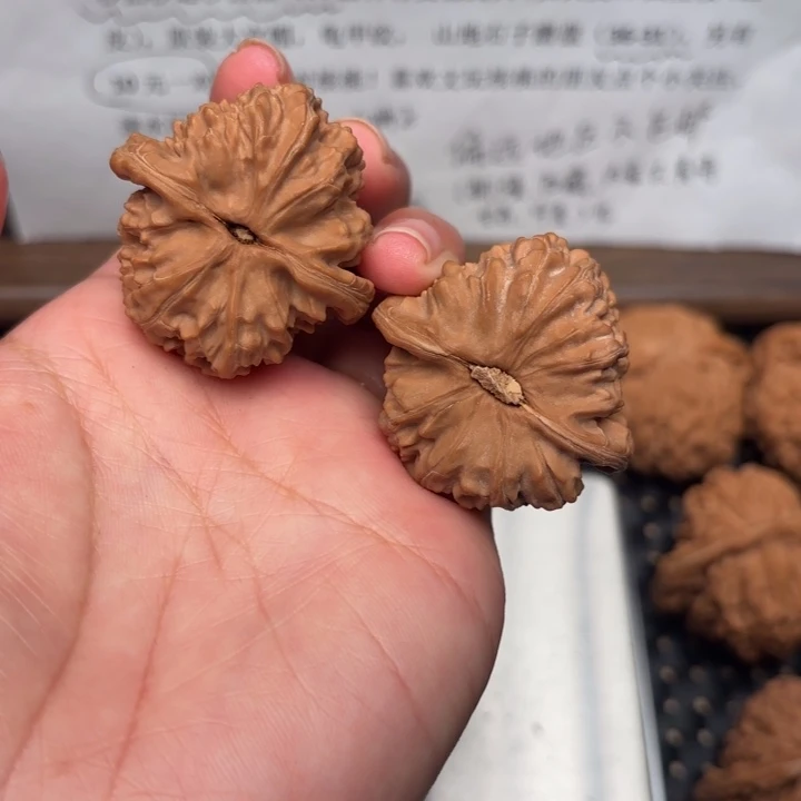 三角白狮子头文玩核桃