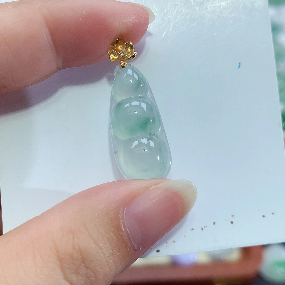 翡翠18K金镶嵌颈饰豆