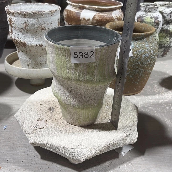 摆件高18，口13，有孔，5382