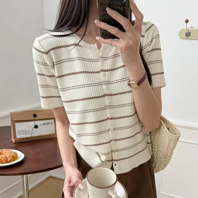 2025年新款百搭时髦洋气条纹开衫小V领女短袖针织上衣