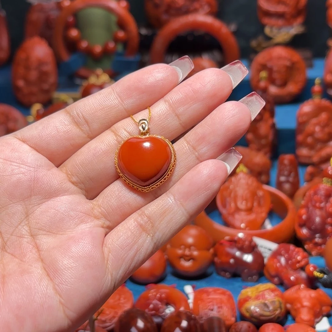 18K金镶嵌雕刻南红玛瑙彩*豆