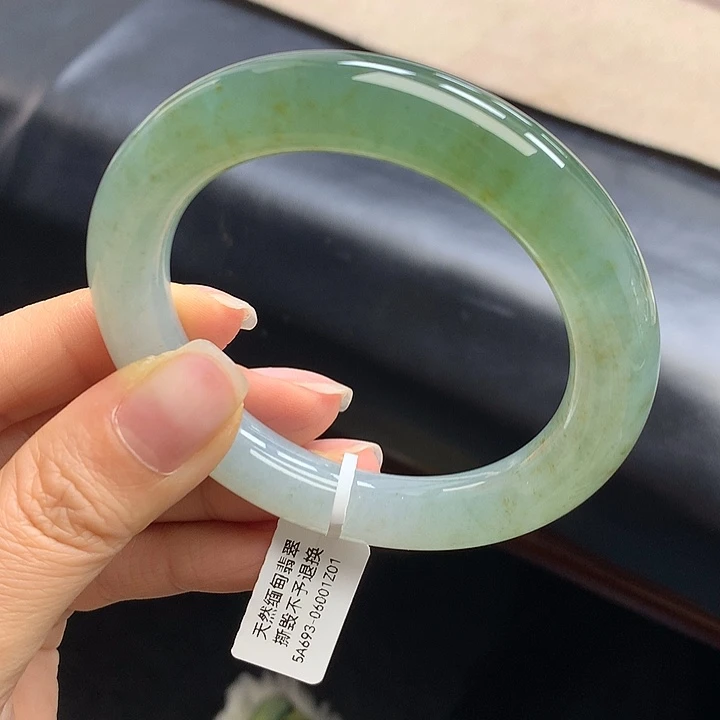 翡翠未镶嵌手镯特色镯