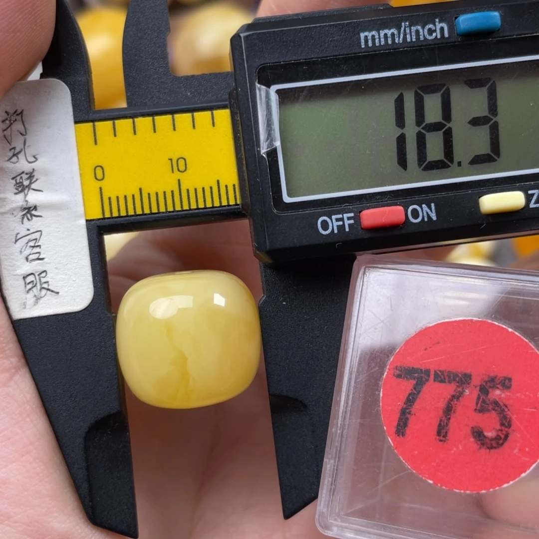 悬***弱蜜蜡未镶嵌珠宝奇石