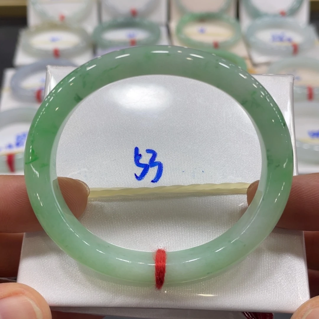 翡翠手镯未镶嵌翡翠手镯