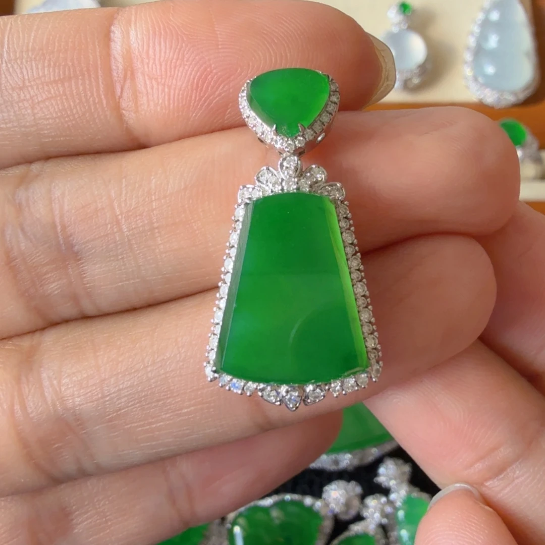 翡翠18K金镶嵌颈饰吊坠