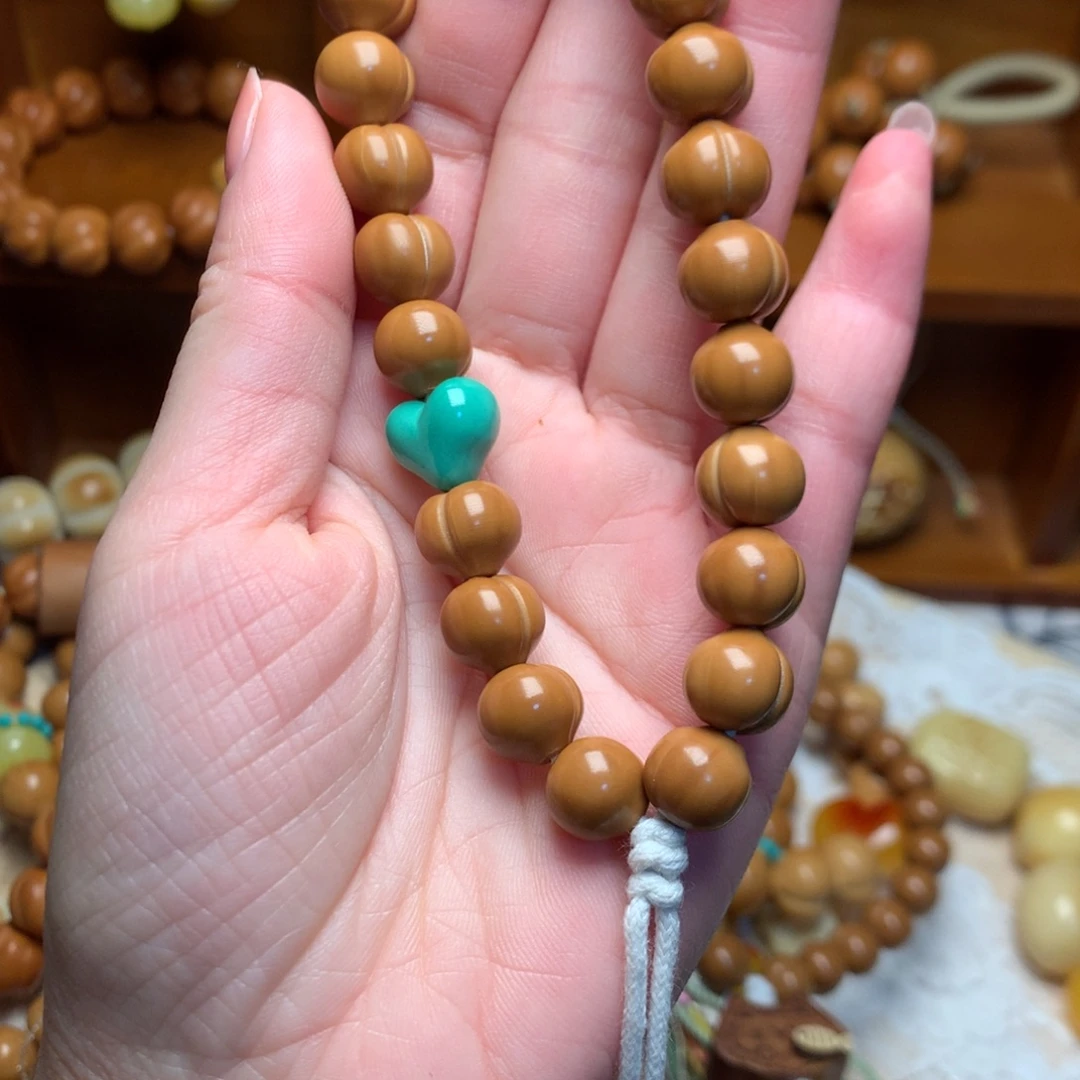 吊坠猴头核桃10屁桃手持爱心