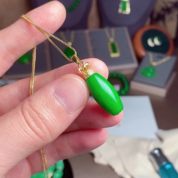 翡翠18K金镶嵌吊坠(赠链)39
