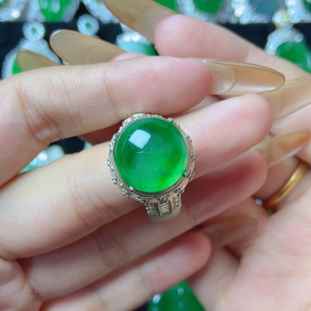 颈饰未镶嵌翡翠?