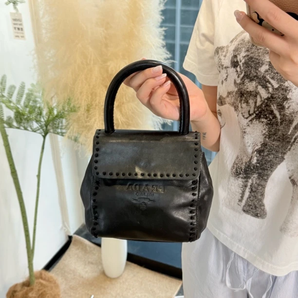 95新 Prada/普拉达 小号皮质正标翻盖手提包