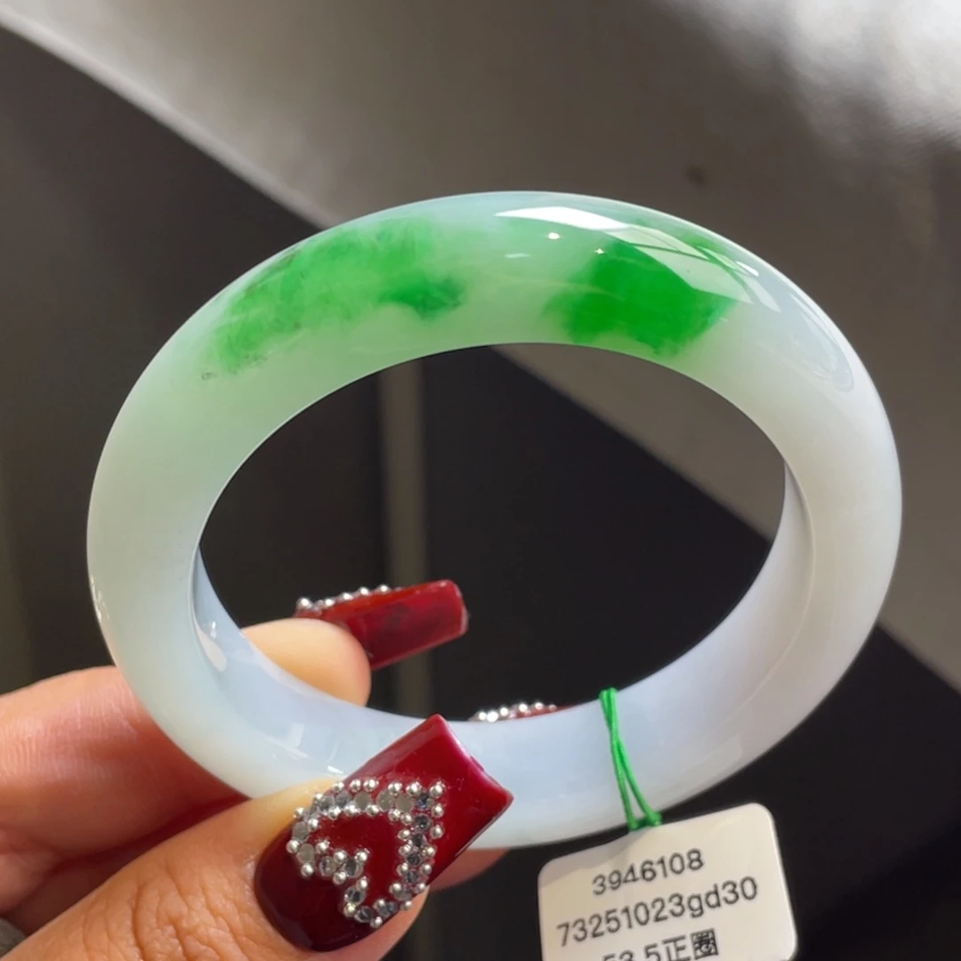 翡翠未镶嵌手镯【强烈推荐】辣绿白底青正圈手镯