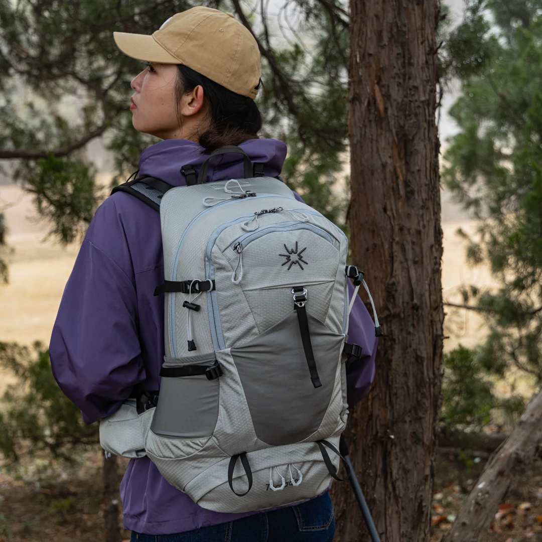 户外徒步登山包女双肩轻便背包专业轻量化悬浮背负防水双肩包33升