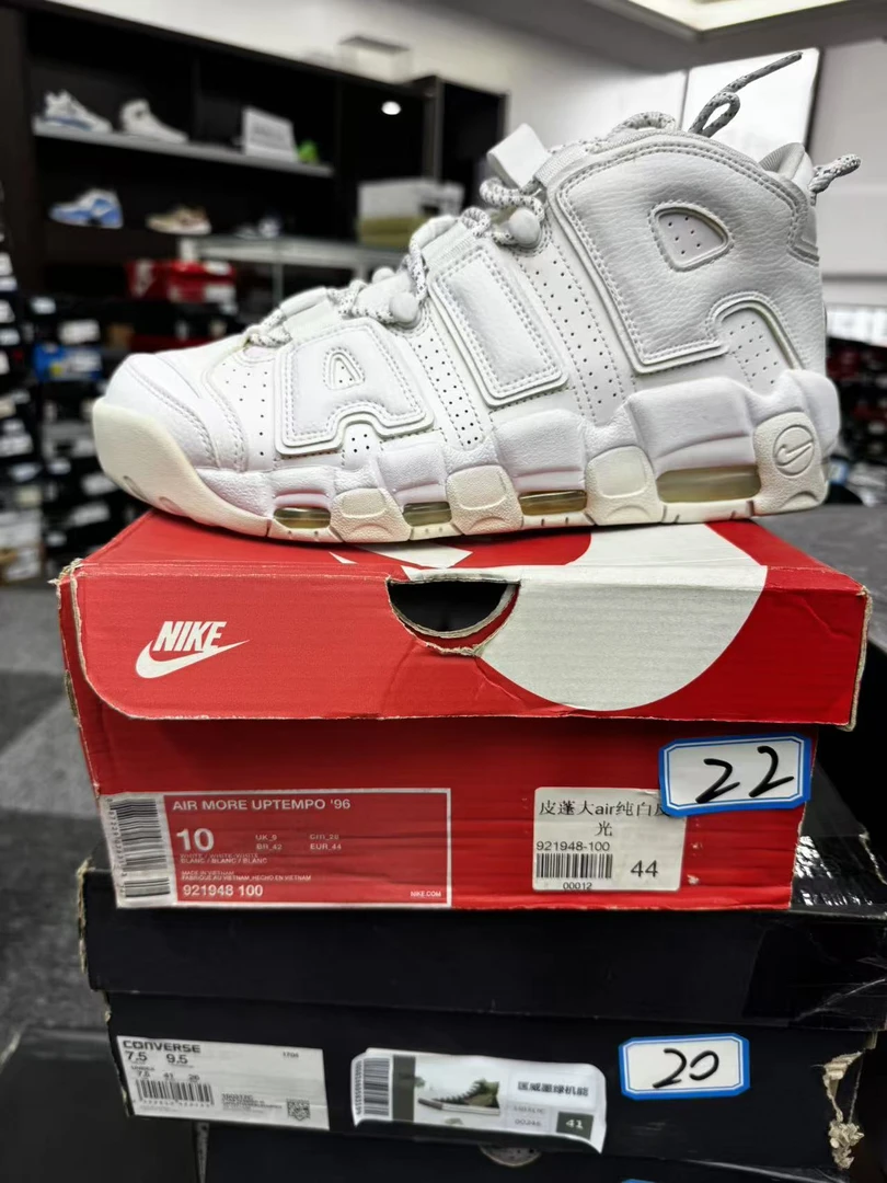 nike  大air 白色经典配色鞋型 44码  22号