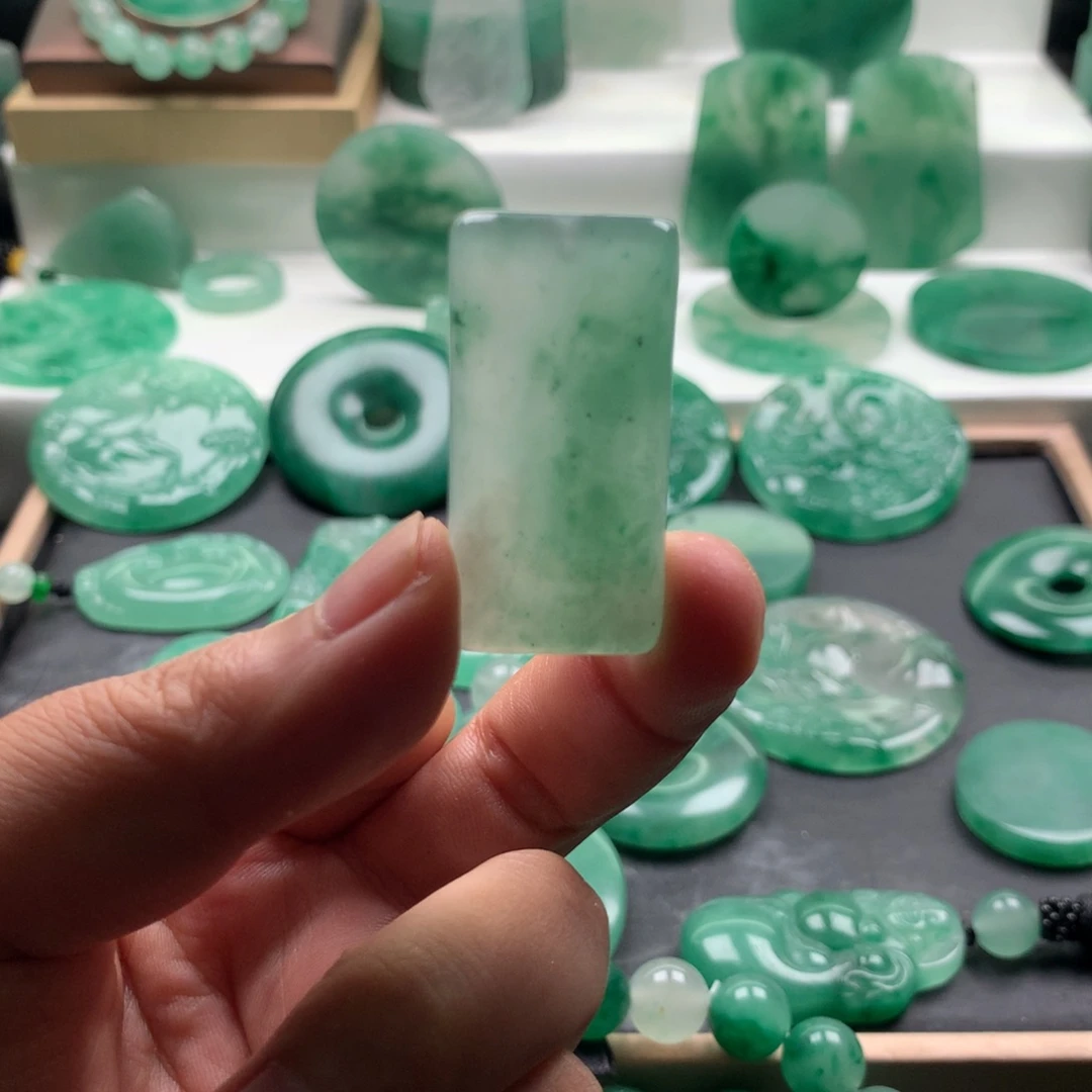 颈饰未镶嵌石英质玉（非洲翠）