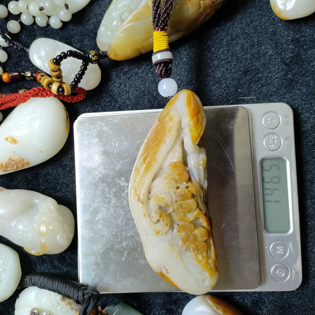 146.5克，和田玉红皮白肉，肉质细腻，油脂光泽，大展宏图手把件摆件