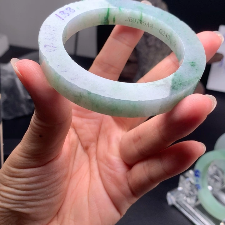 定制翡翠清爽干净翡翠手镯未镶嵌