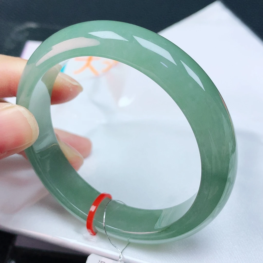 翡翠手镯未镶嵌55圈