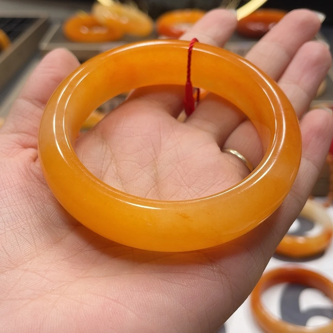 未镶嵌石英质玉（黄龙玉）手镯娜*?