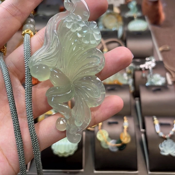 蛇纹石玉颈饰未镶嵌