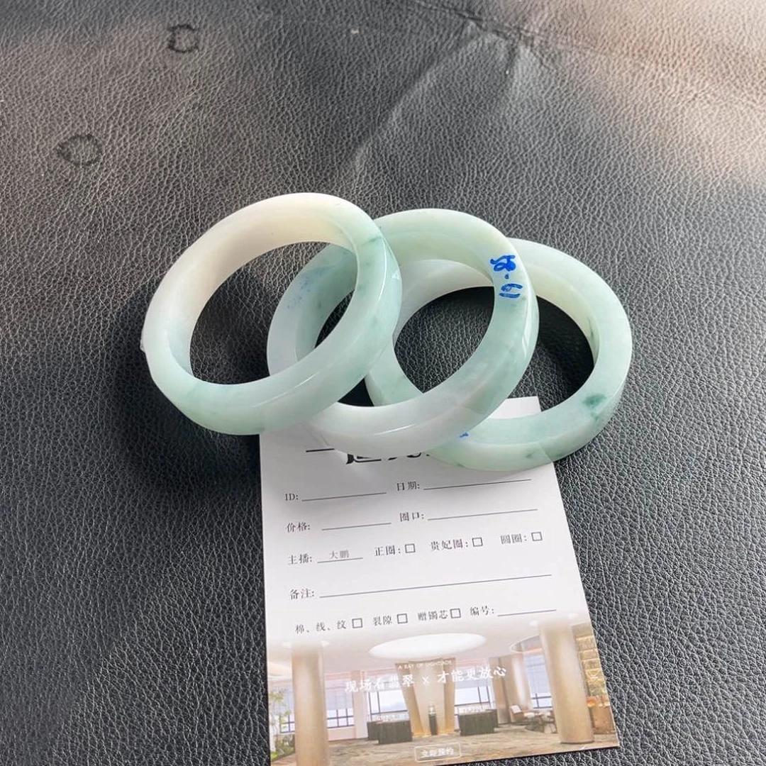 蜗****定制翡翠未镶嵌手镯