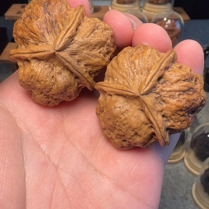 文玩核桃把件七星纹43mm三棱