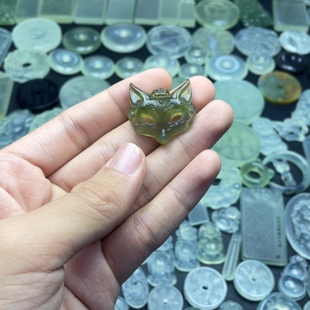 岫玉未镶嵌颈饰狐狸面具