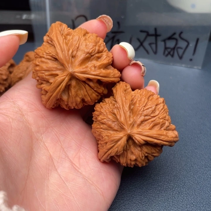 小***范文玩核桃吊坠白狮子