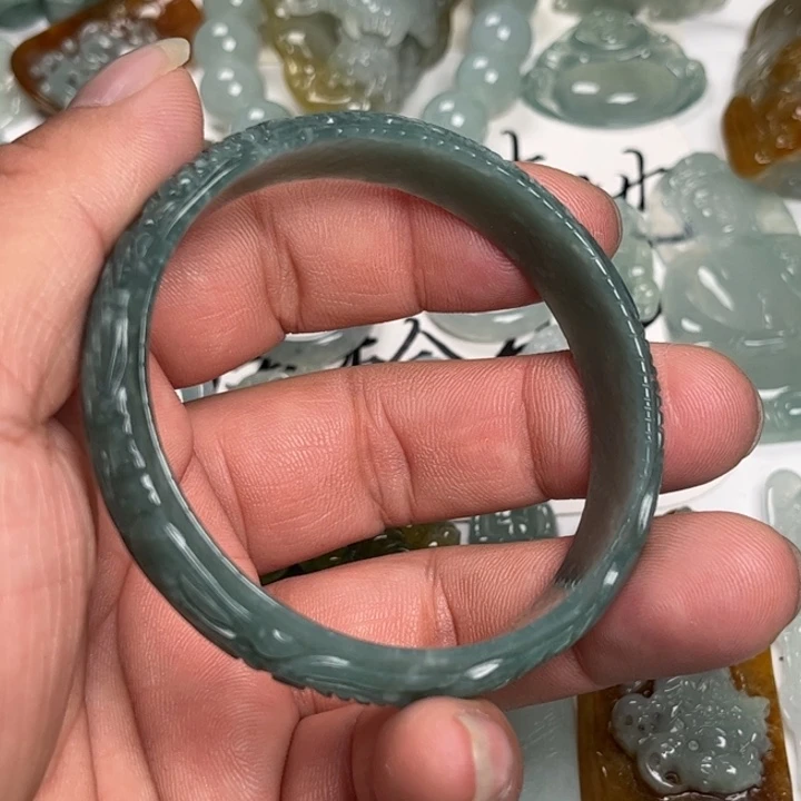 翡翠未镶嵌颈饰手镯