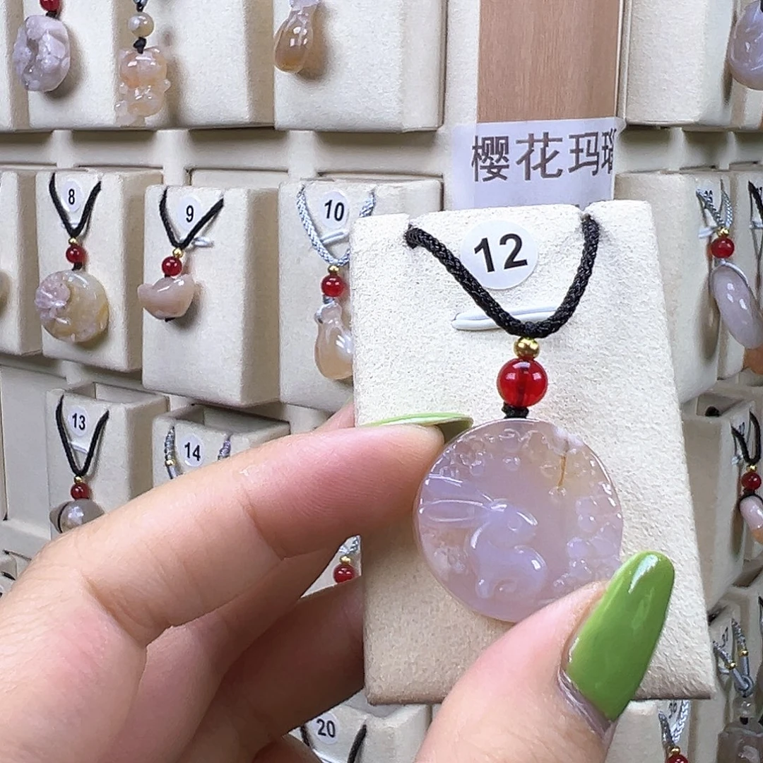 芋***牛颈饰未镶嵌石英质玉
