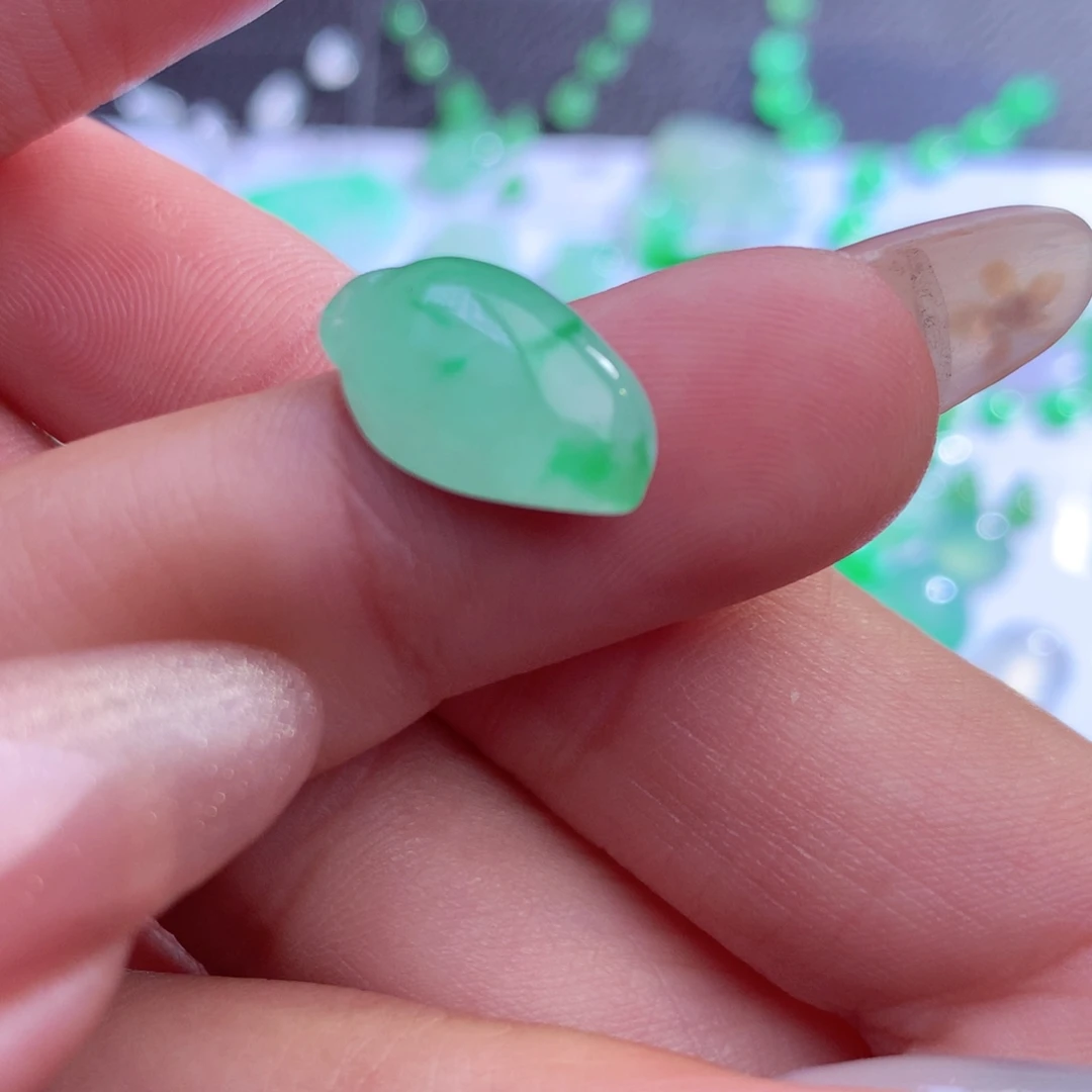 翡翠未镶嵌颈饰缅甸