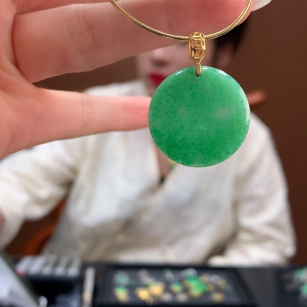 翡翠18K金镶嵌颈饰吊坠