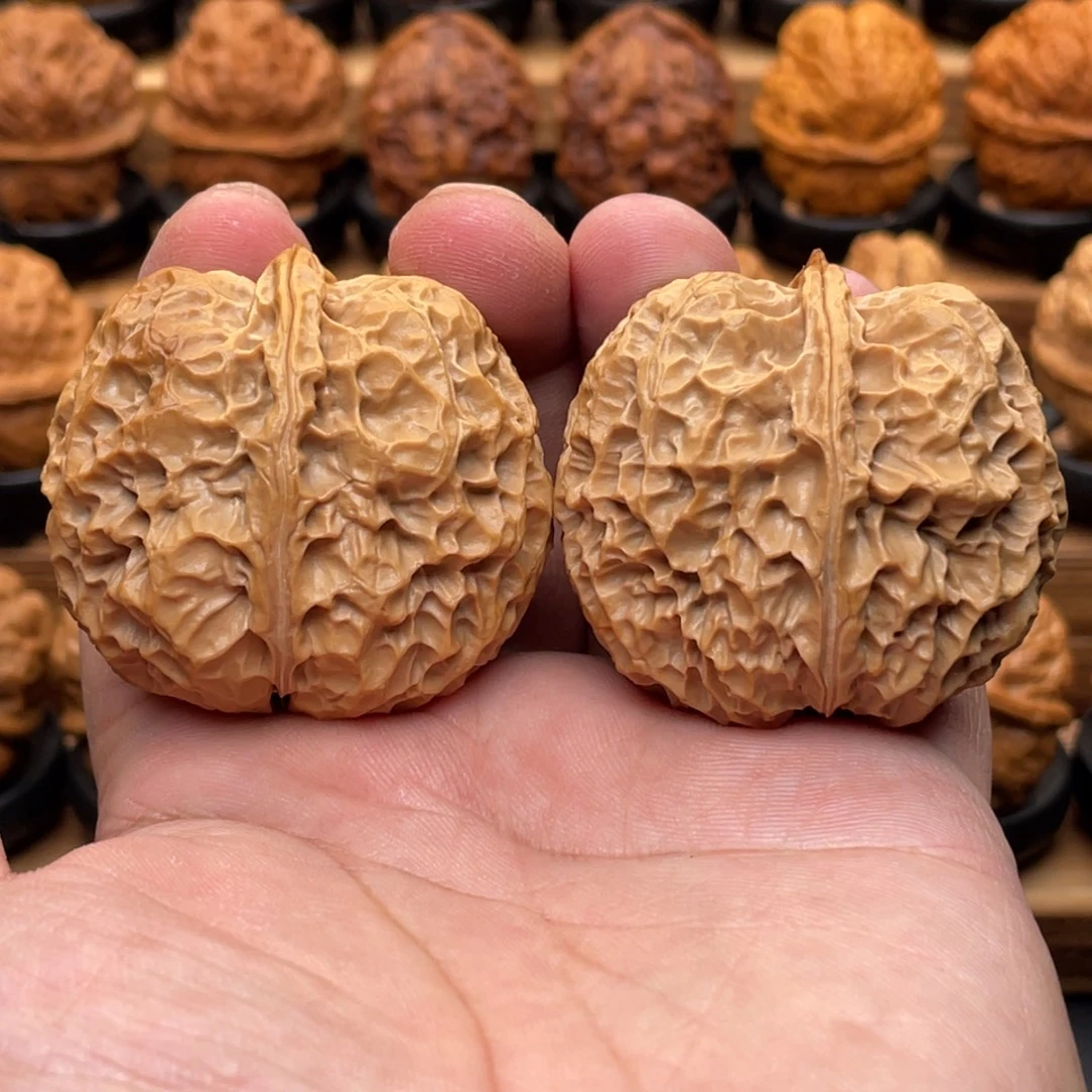 文玩核桃吊坠麒麟纹绣球47尺