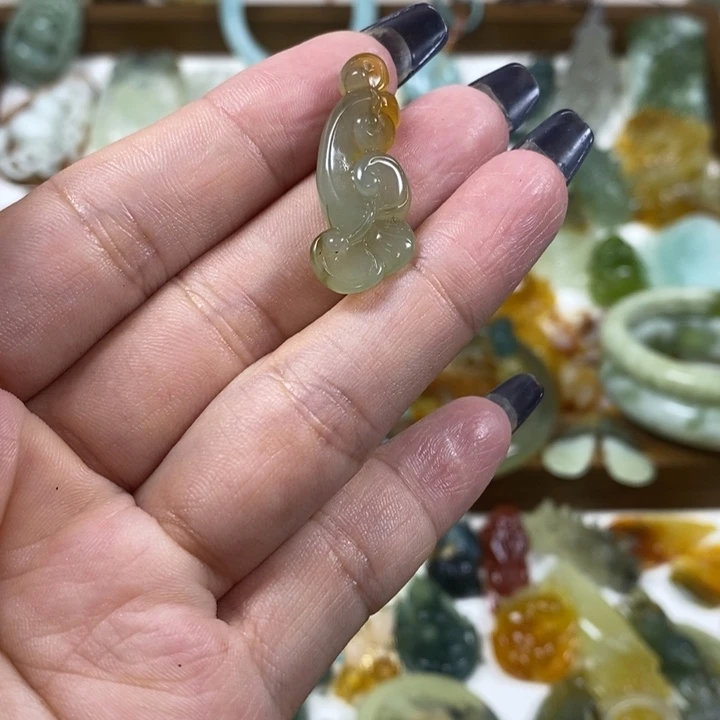 未镶嵌蛇纹石玉吊饰