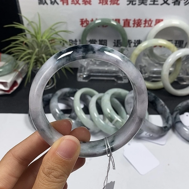 未镶嵌手镯翡翠48号。 58.5圈。