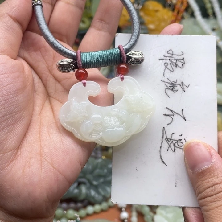 蛇纹石玉吊坠合金