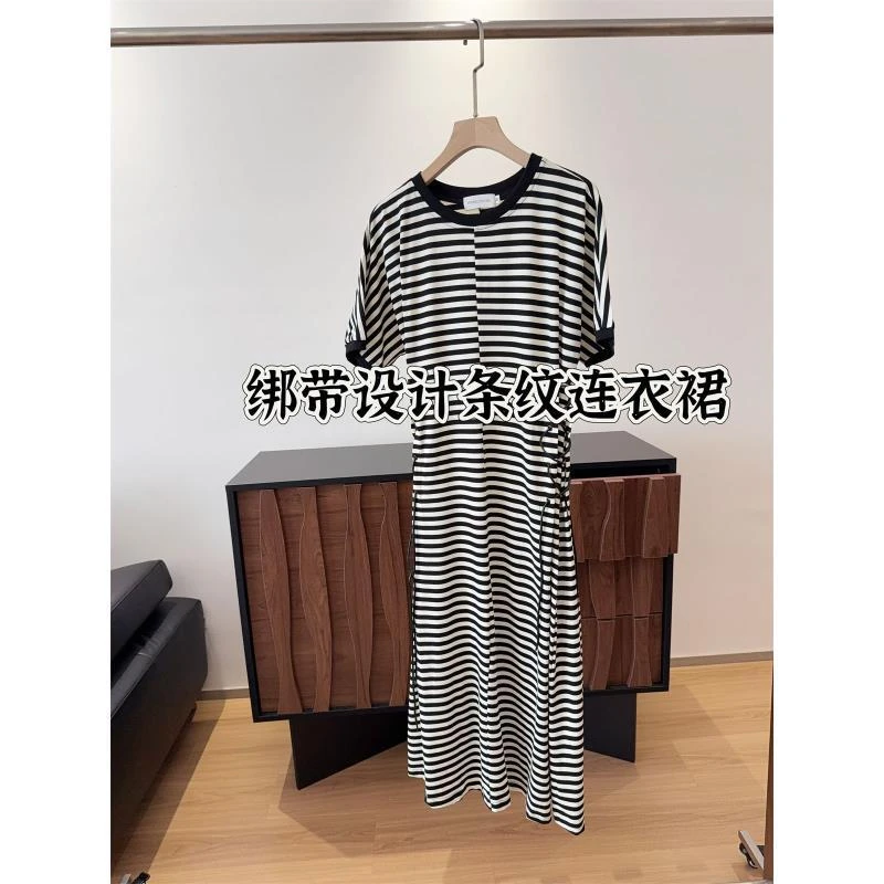 两侧收腰抽绳设计 显瘦条纹连衣裙
