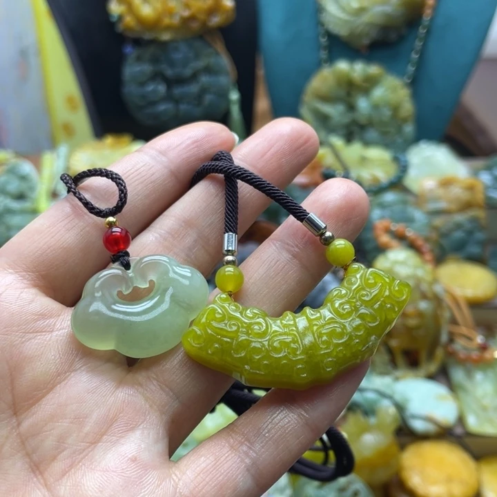 蛇纹石玉未镶嵌颈饰